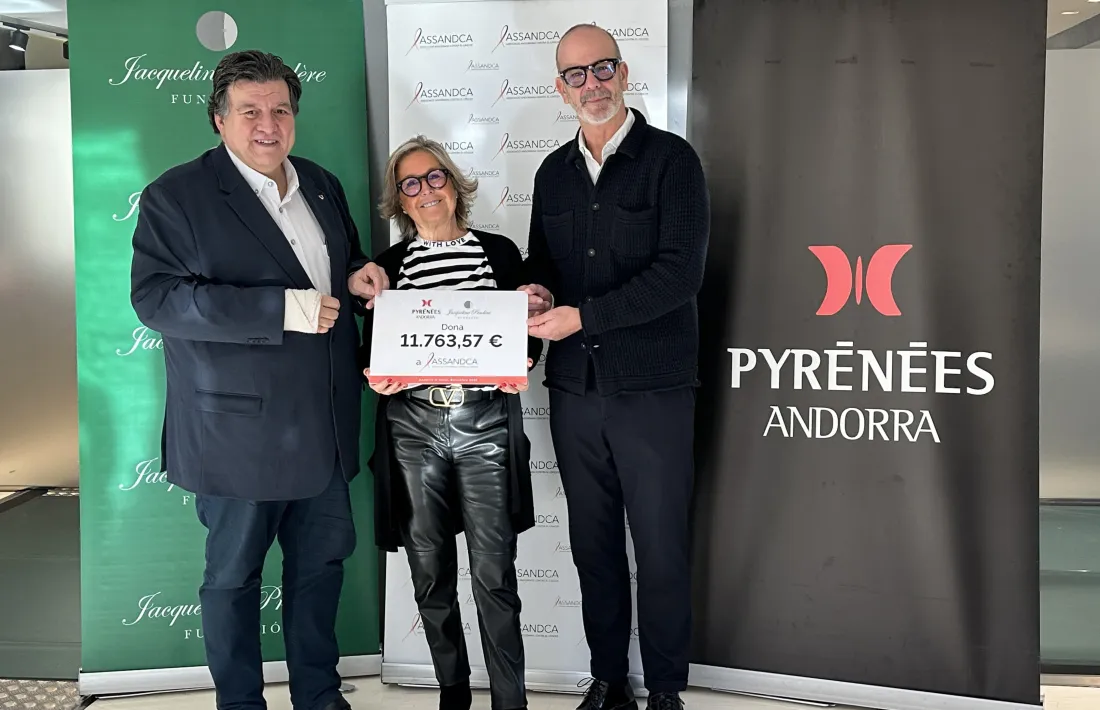 El lliurament del xec amb la recaptació de la Caminada.