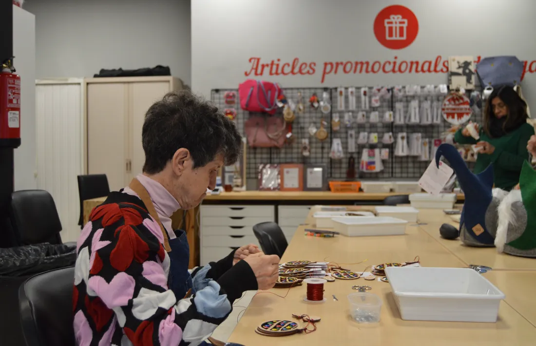 Una treballadora elaborant un dels productes Ilú.