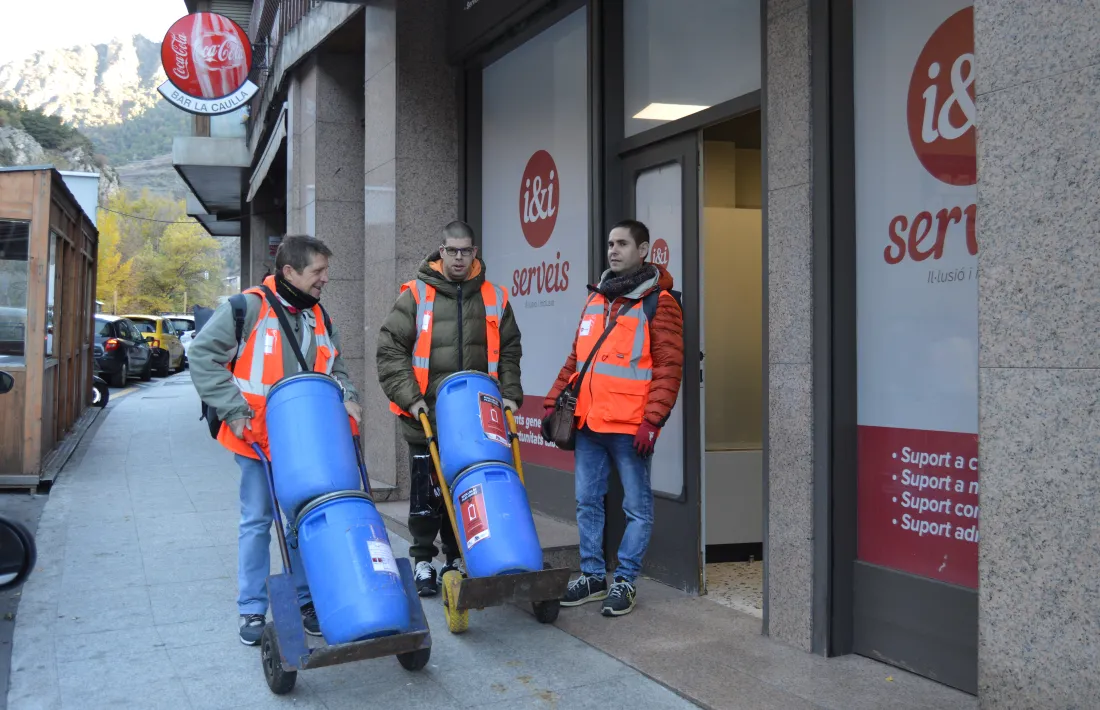 Els treballadors de recollida de piles a punt de sortir a fer la feina.