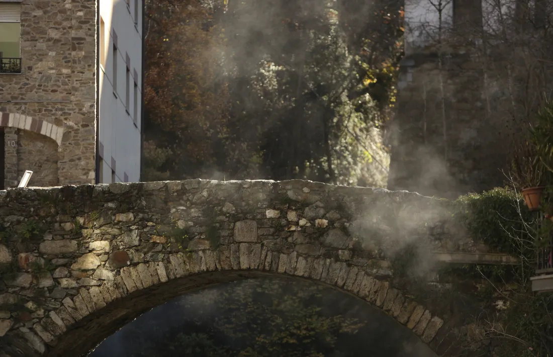 L’actual pont de la Tosca és del 1820, com diu la pedra clau de la volta. El va construir Totsen, mestre d’obra procedent d’Auzat.
