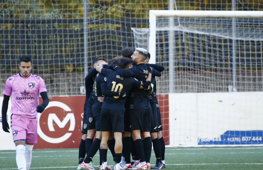 L’FC Santa Coloma, de celebració.