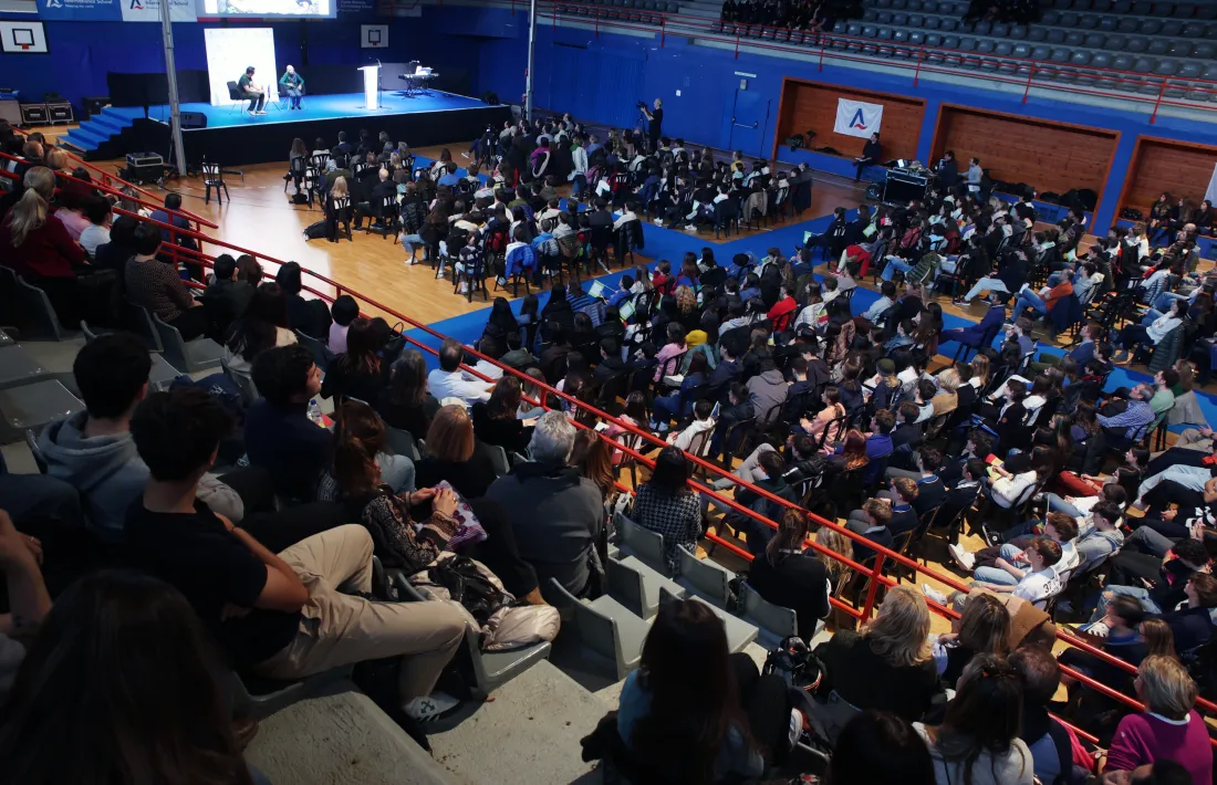 Mig miler d'alumnes van assistir ahir a la conferències de la doctora.