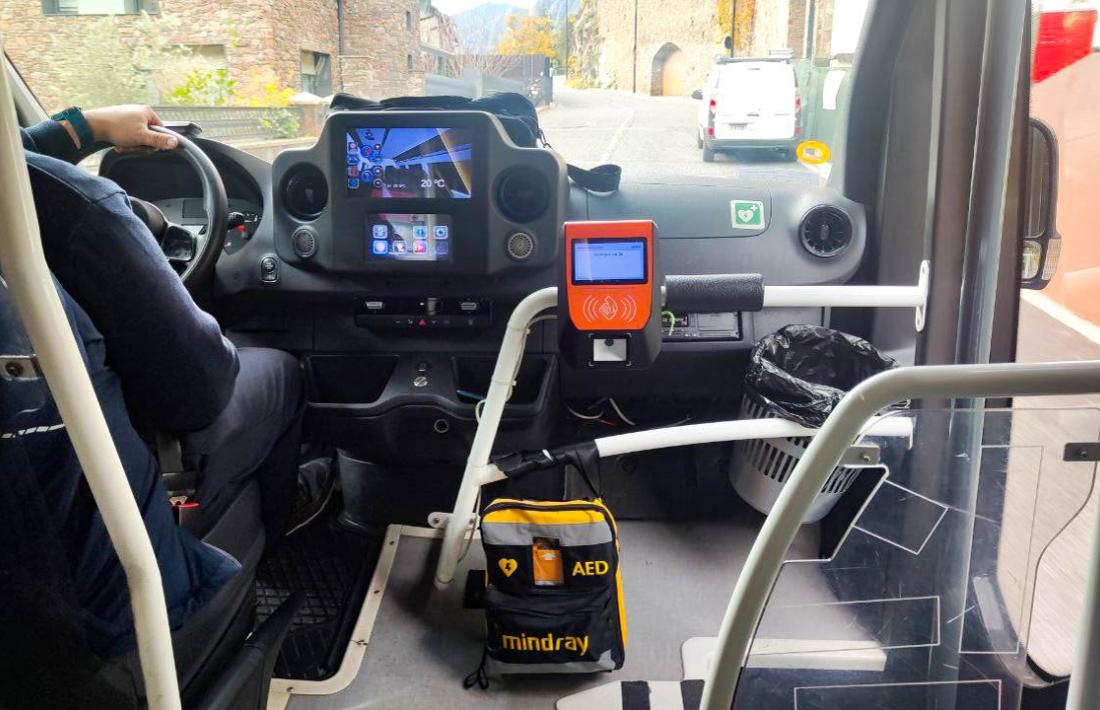 Un dels aparells instal·lats en un bus de les línies comunals de la capital.