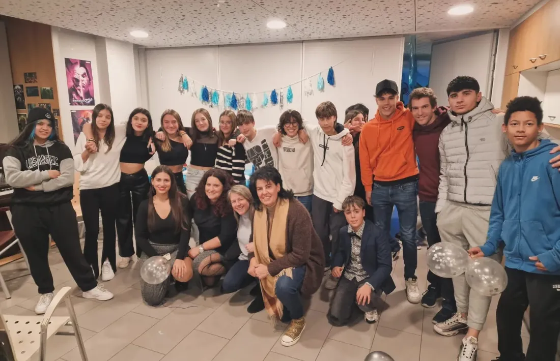 Participants a la festa per celebrar el tretzè aniversari del Punt 400.