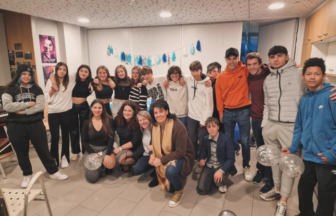 Participants a la festa per celebrar el tretzè aniversari del Punt 400.