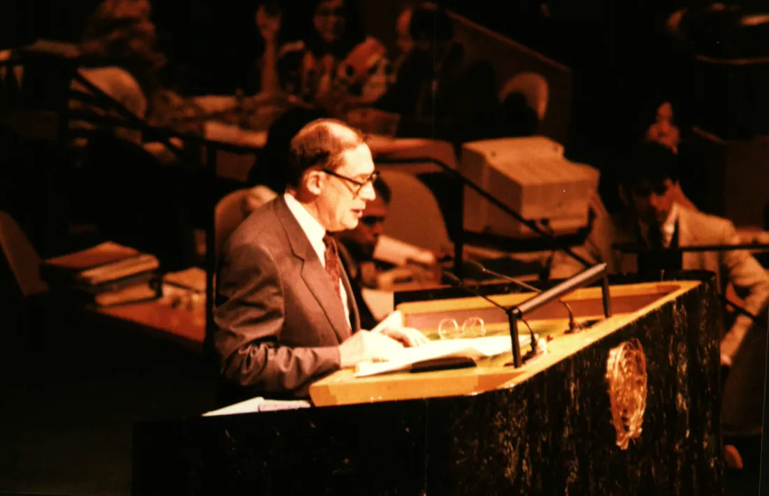 Òscar Ribas llegeix a la seu de l’ONU el discurs d’ingrés: va ser el 28 de juliol del 1993.