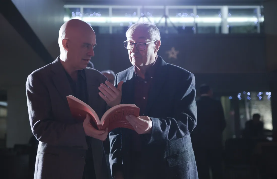 Villaró fulleja un exemplar del ‘Compendi’ amb Joan Massa, ahir al Consell General.