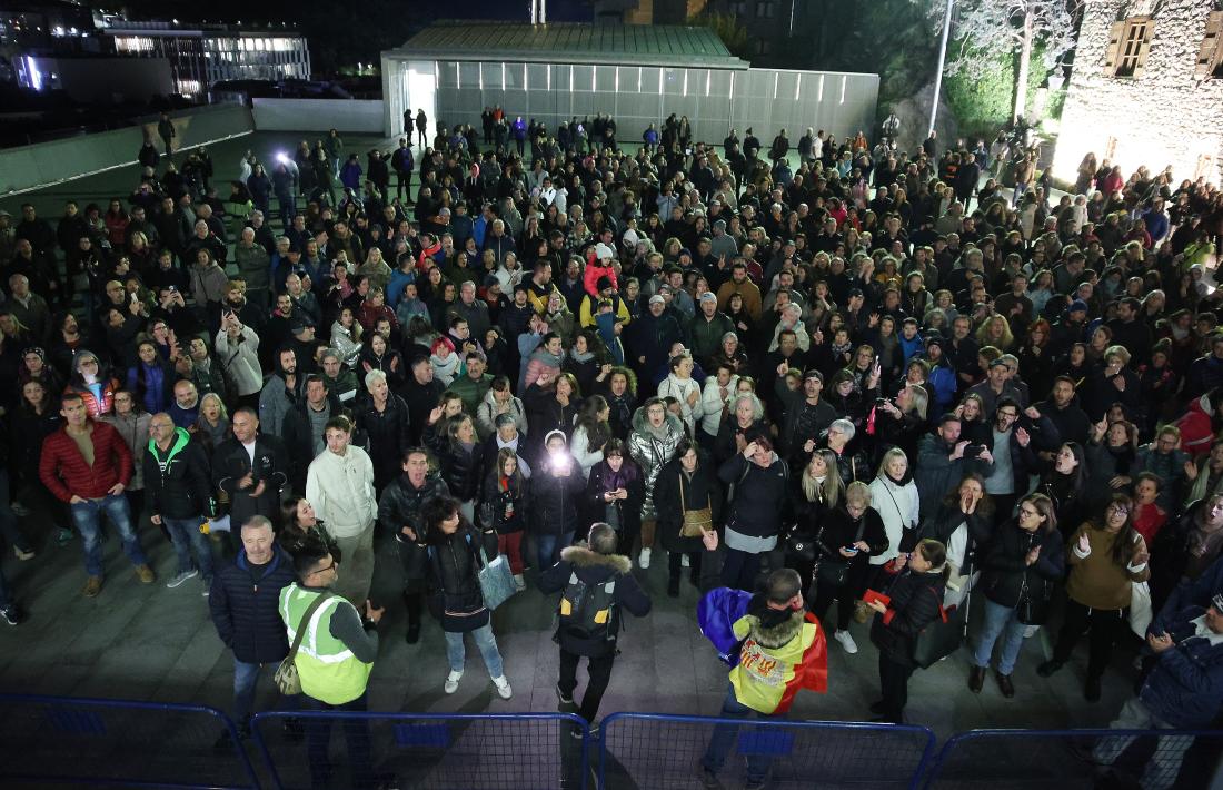La concentració que es va celebrar a la plaça del Consell General.