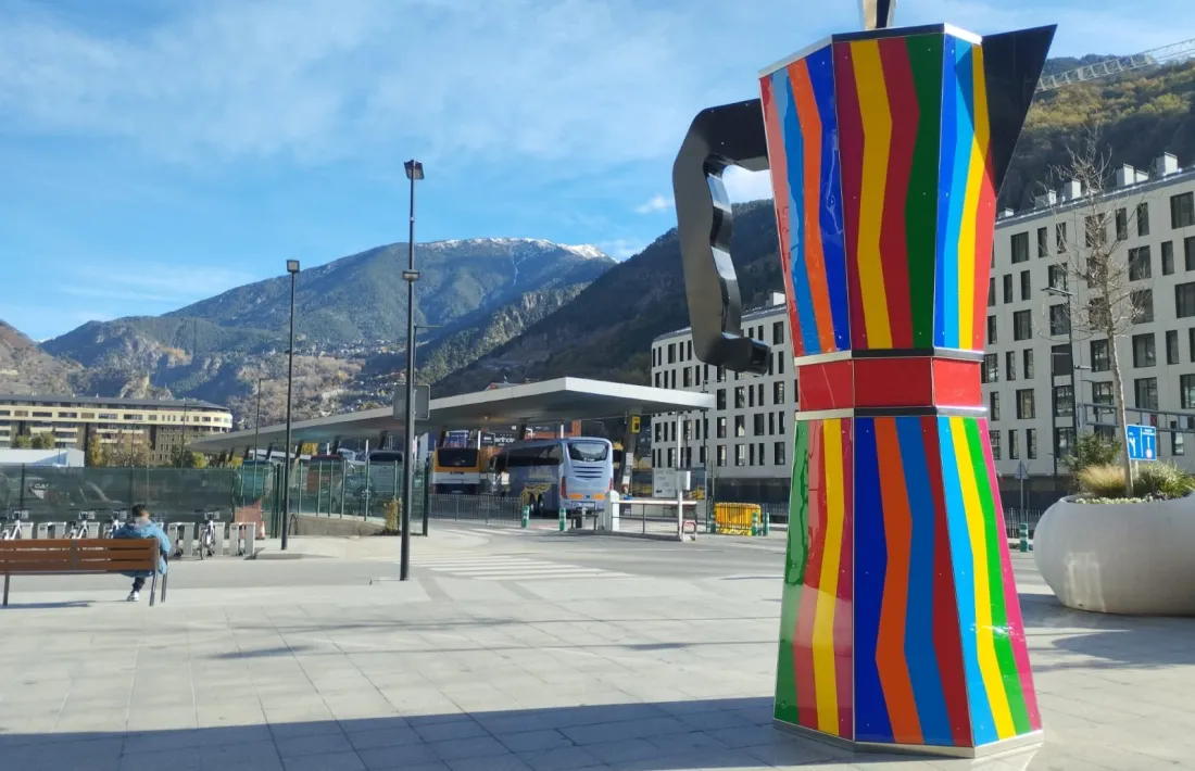 ‘Time Is Running Out’, de l’escultor castellà Julio Galán i des de dimarts a la capital, es va exposar a la plaça del Solà laurediana.