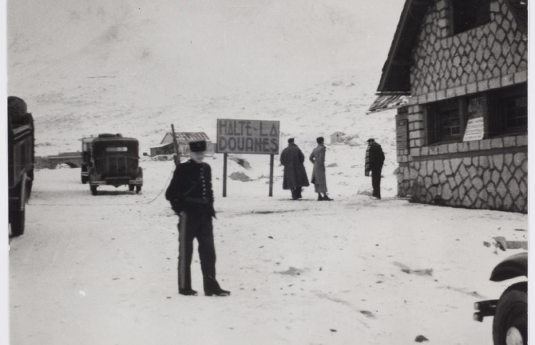 Les dues fotografies andorranes de Seymour: una vista del Pas nevat i el que podria ser l’avinguda Meritxell, a l’altura de Pyrénées.