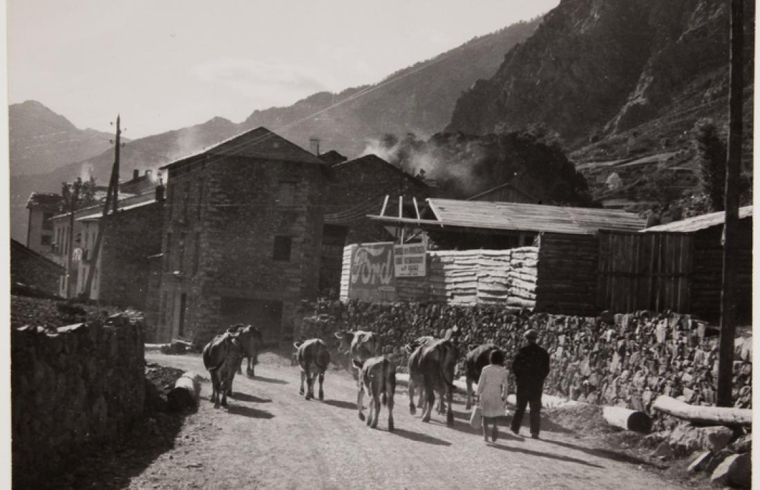 Les dues fotografies andorranes de Seymour: una vista del Pas nevat i el que podria ser l’avinguda Meritxell, a l’altura de Pyrénées.