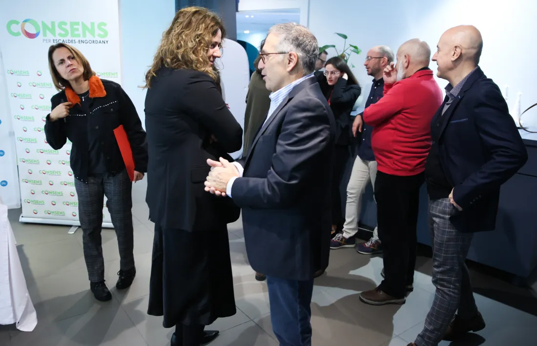 Membres de la candidatura de Consens abans de començar l'acte de presentació.
