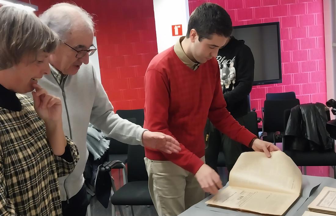 Barrera i Lladós examinen els exemplars donats a l’Arxiu Comarcal i segueixen les explicacions de Gallart. 