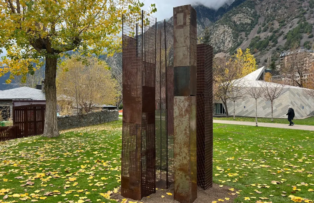 L’escultura de Maïs al Parc Central: es titula ‘Metròpolis’ i fa 3,5 metres d’alçada.