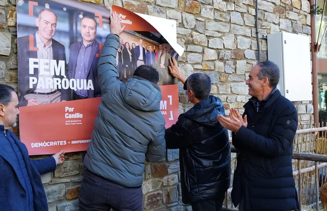 Marc Casal, segon de la llista, i Jordi Alcobé, candidat a cònsol major, durant l’acte que enceta la campanya oficialment. 