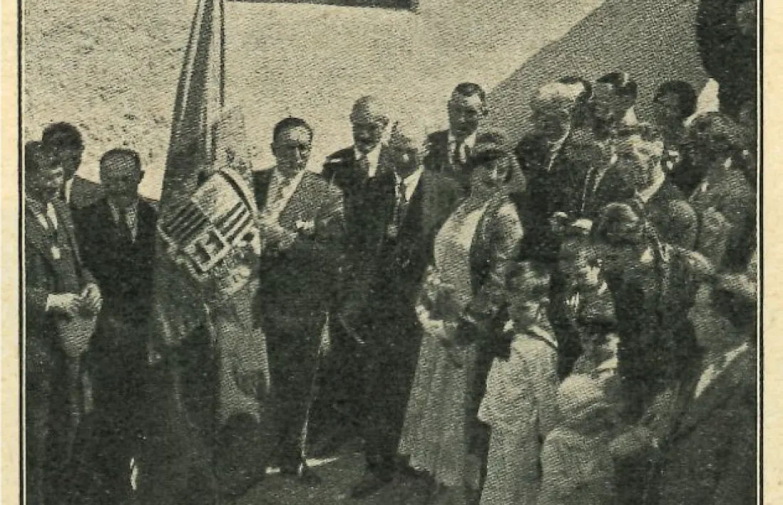 8 de setembre del 1930: la Societat de Residents de Barcelona entrega una tricolor XXL al Consell.