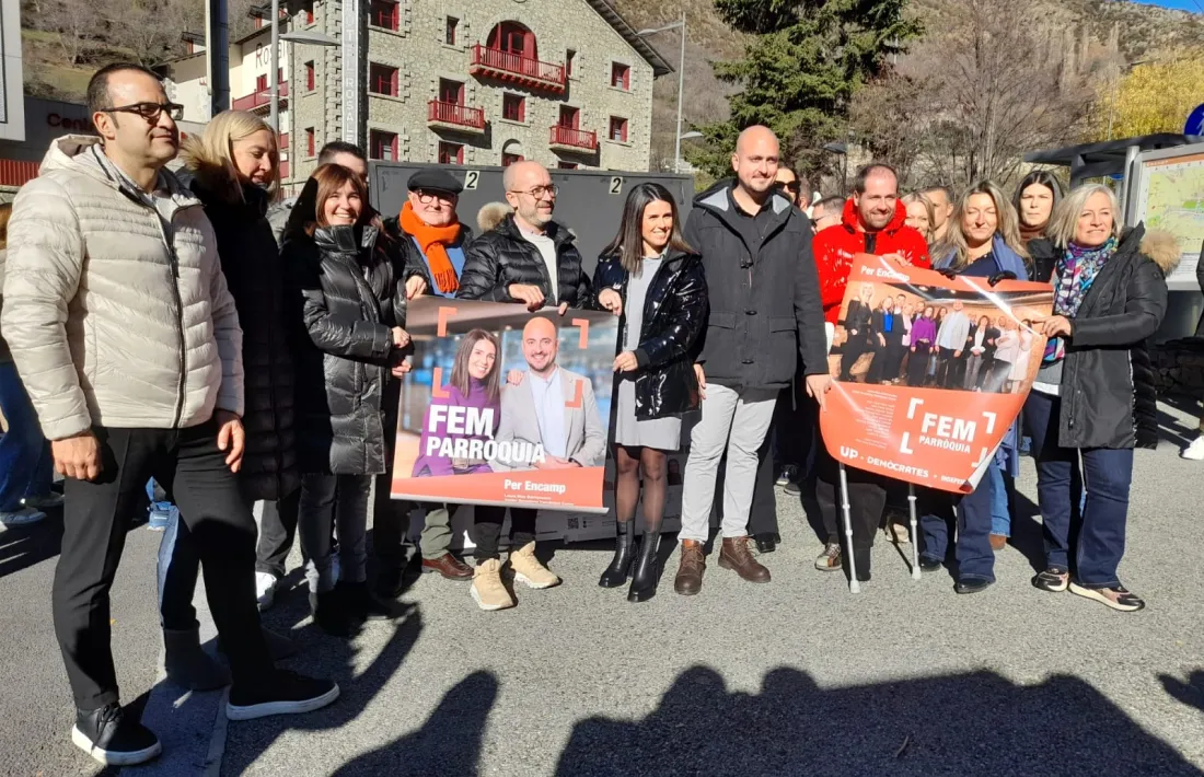 Foto de família de la llista d’UP + Demòcrates + Independents encapçalada per Laura Mas. 