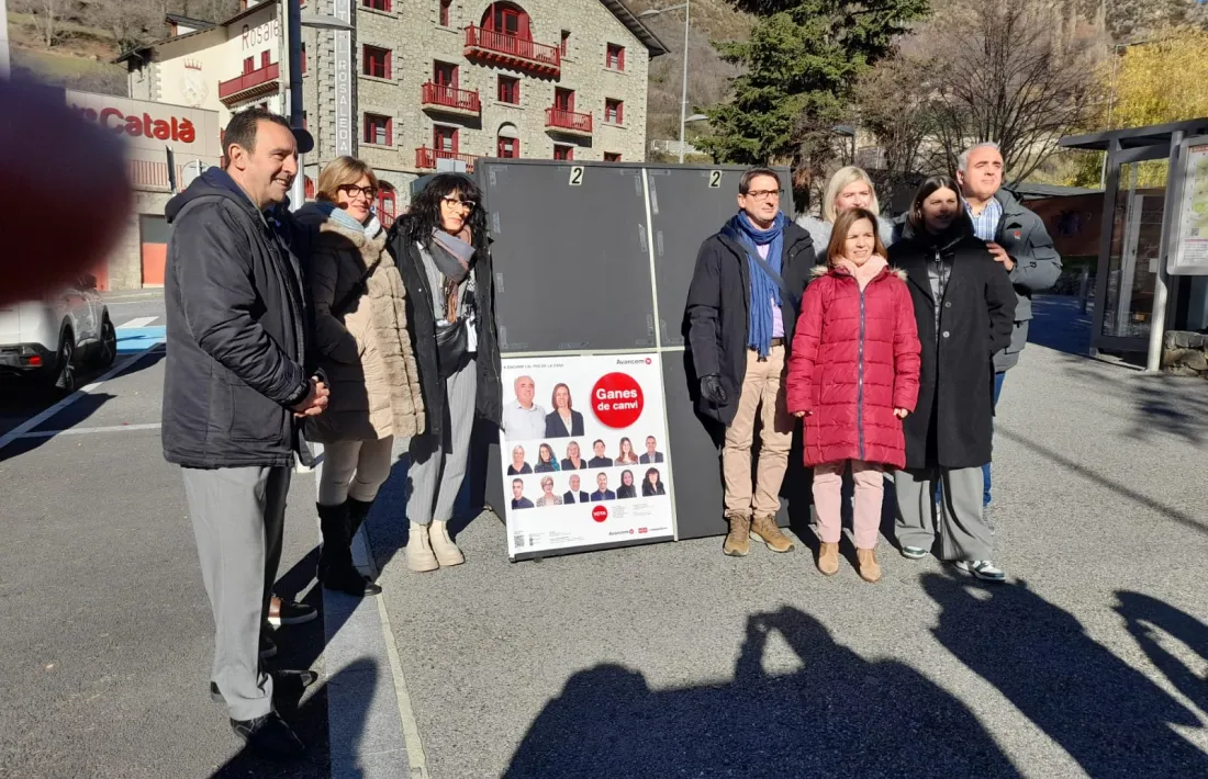 Els candidats d’Avancem (PS) liderats per Marta Pujol, a la plaça dels Arínsols.