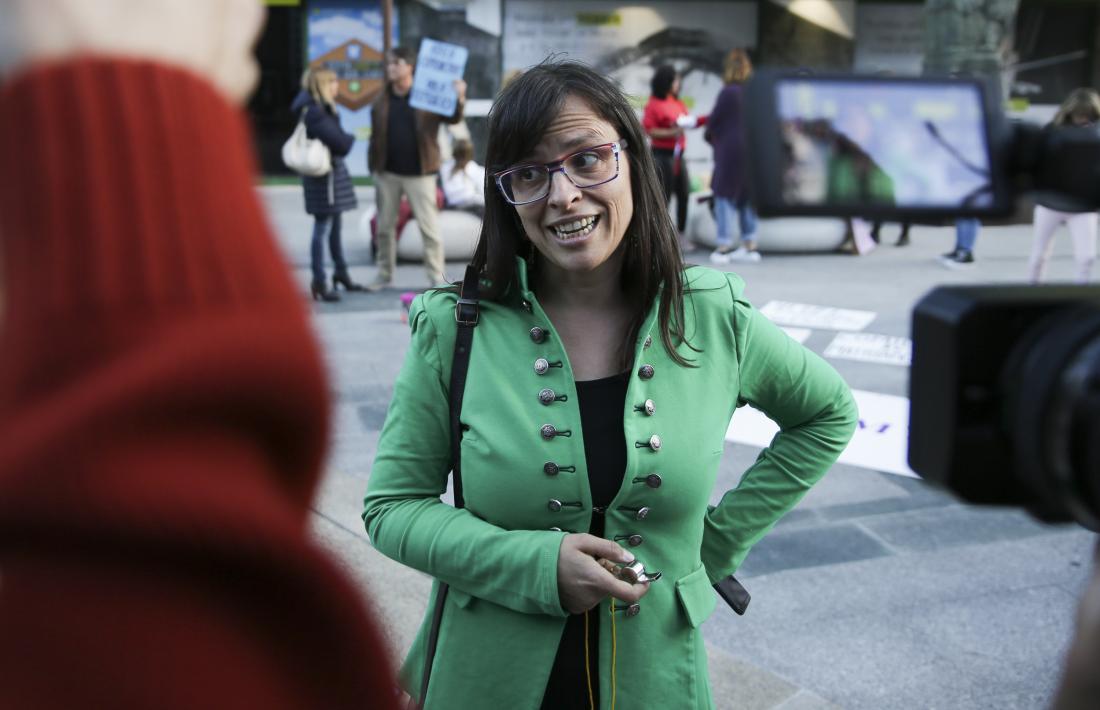 Vanessa Mendoza atenent els mitjans de comunicació.