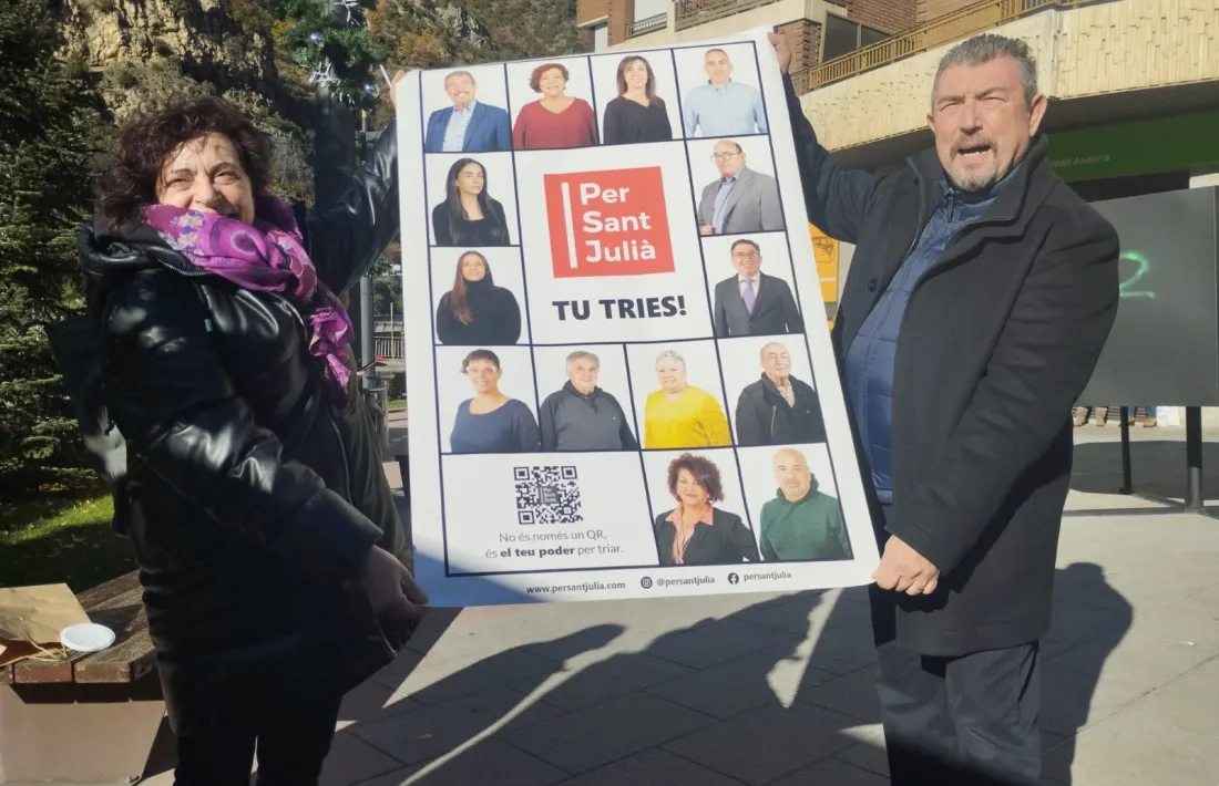 Miralles i Carolina Caubet (Per Sant Julià) van penjar els cartells a la plaça Laurèdia.