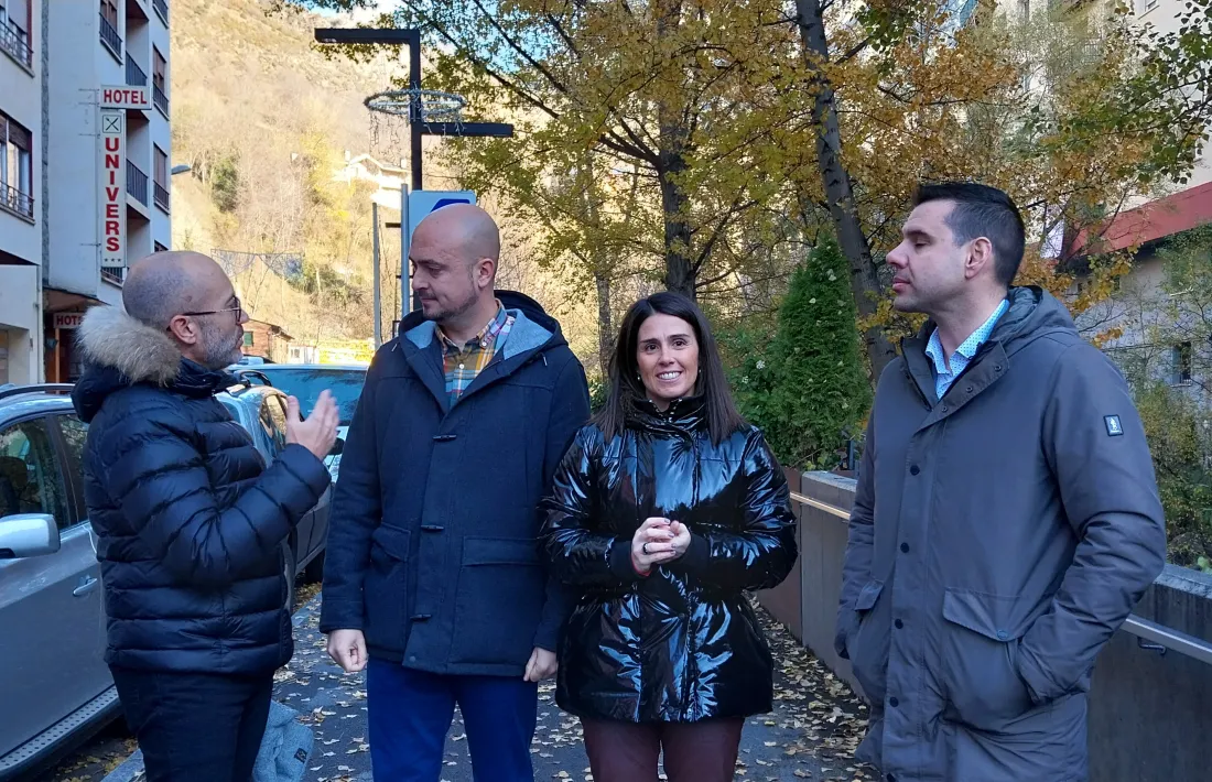 Units pel Progrés parlaven sobre habitatge davant l’antic hotel Hermus. 