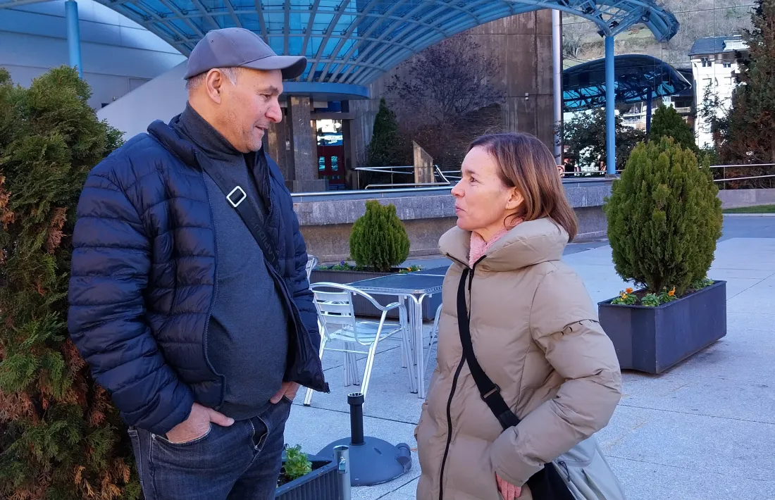 La cap de llista d’Avancem, Marta Pujol, i Ben Moussa, company de candidatura. 