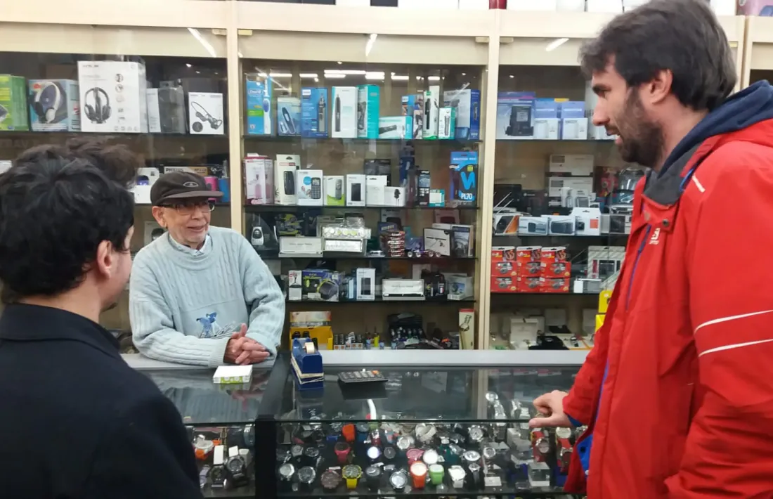 Forné visita els comerços.