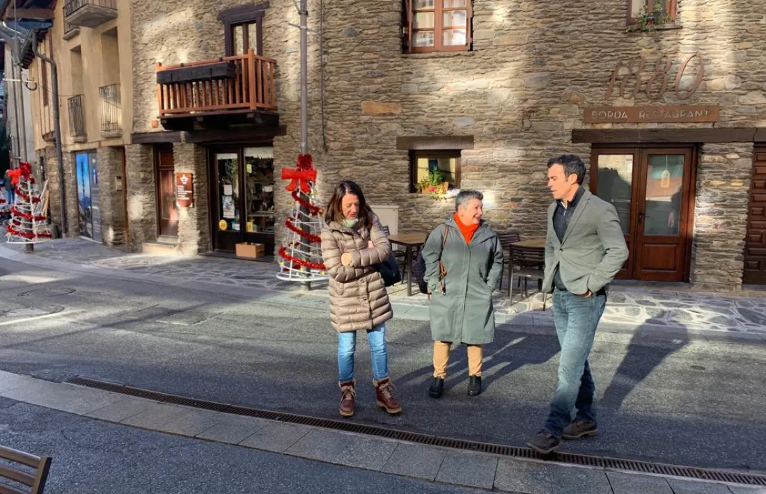 Ludovic Albós, acompanyat de Coma i Montolio, ha parlat de finances a Ordino.