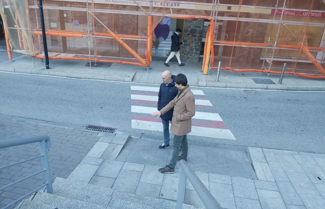 Xavier Surana i Sergi González i Xavier Surana en un dels passos de vianants del carrer Doctor Mitjavila. 