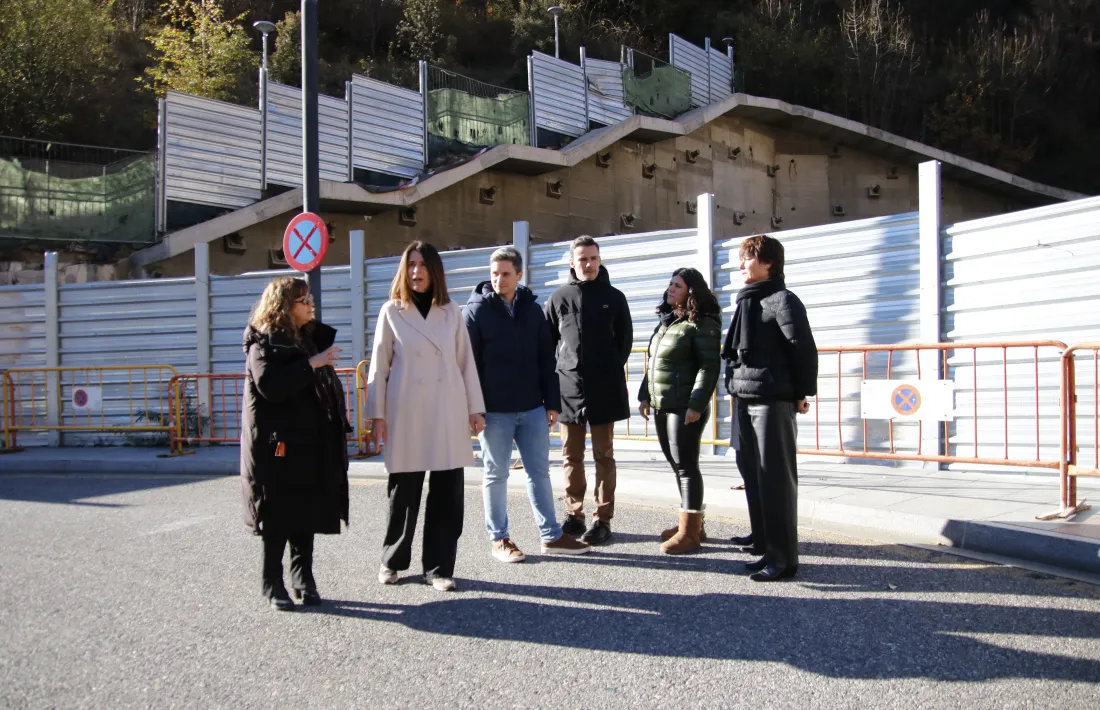 Diversos membres de la candidatura, amb Anna García i Gemma Bofarull, al carrer dels Pardals.