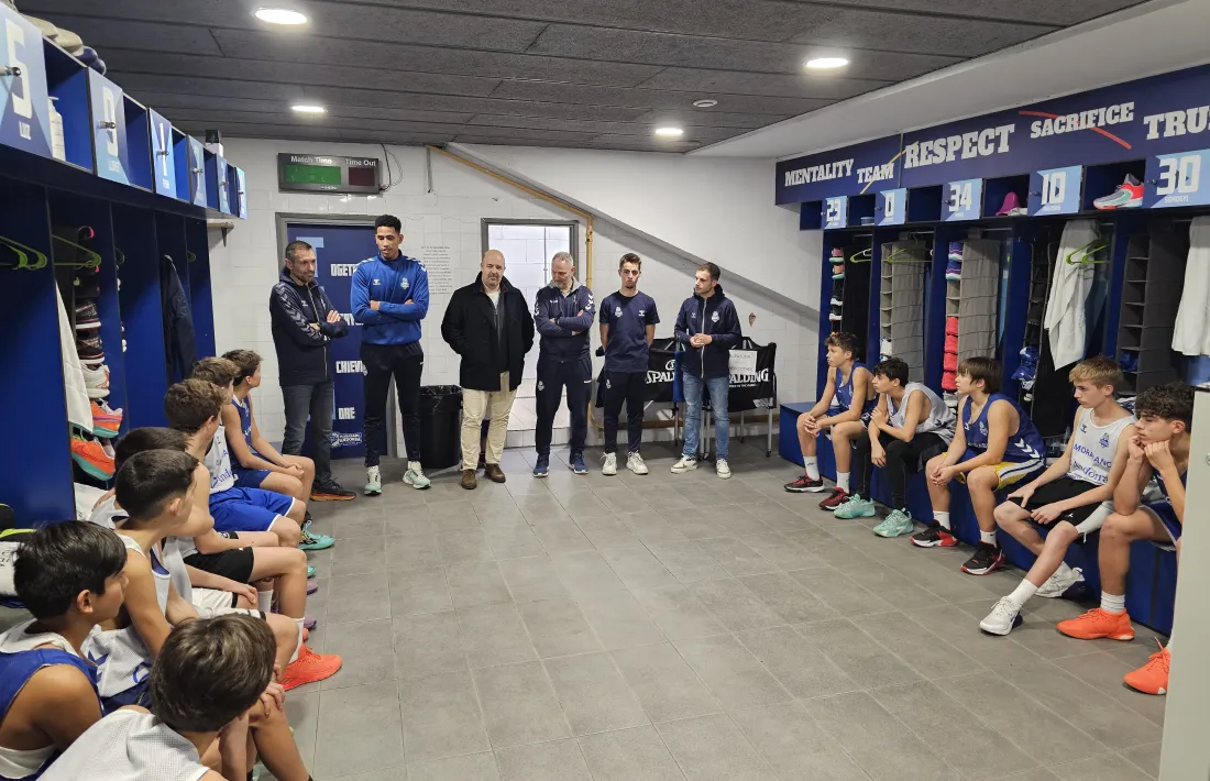 Natxo Lezkano, amb 'Tyson' Pérez, va animar als jugadors de l'infantil que disputen la Mini Copa.