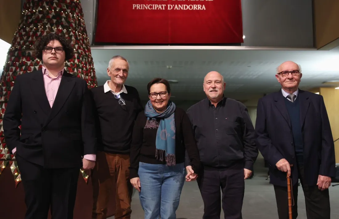 Els guardonats: el net de Mayte Estévez, en representació seva; Josep Maria Ubach, Pilar Burgués, Joan Peruga i Miquel Abad.