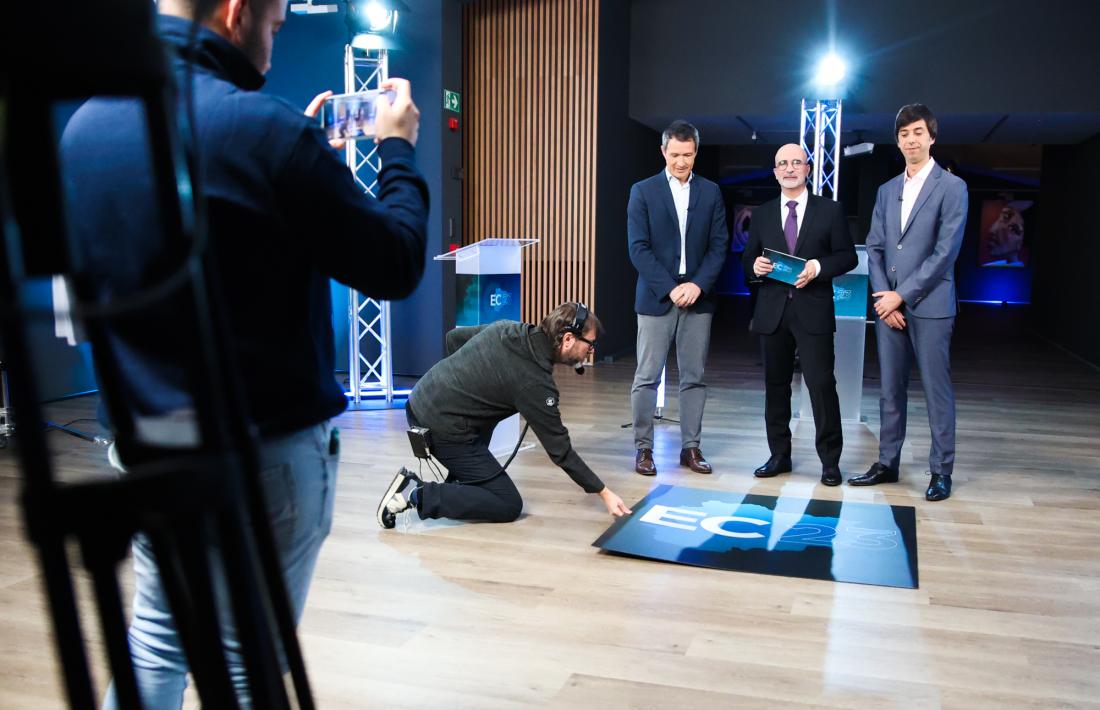 David Astrié i Sergi González van estrenar ahir des de la sala d’exposicions del Govern al Parc Central el nou format de debat electoral proposat per RTVA.