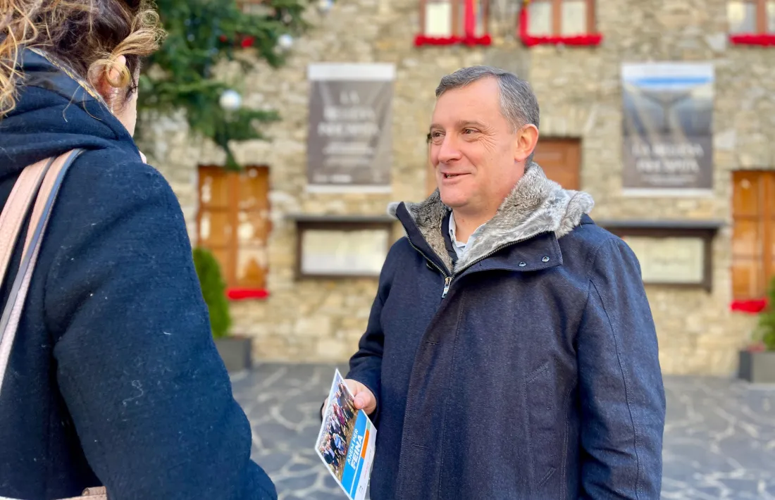 El cap de llista d’UL compareixia ahir per parlar del seu programa financer però va acabar refutant les acusacions dels funcionaris.