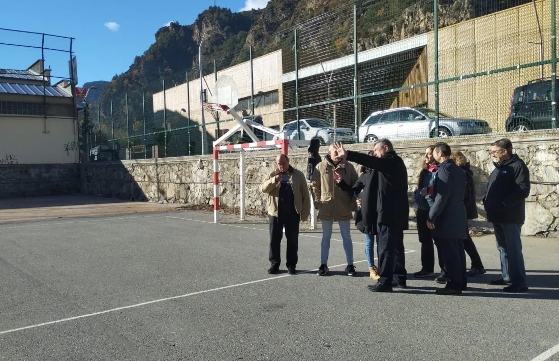Miralles i els candidats de Per Sant Julià, a le spistes de bàsquet del Prat Gran on proposen construir la piscina exterior que la parròquia encara no té.