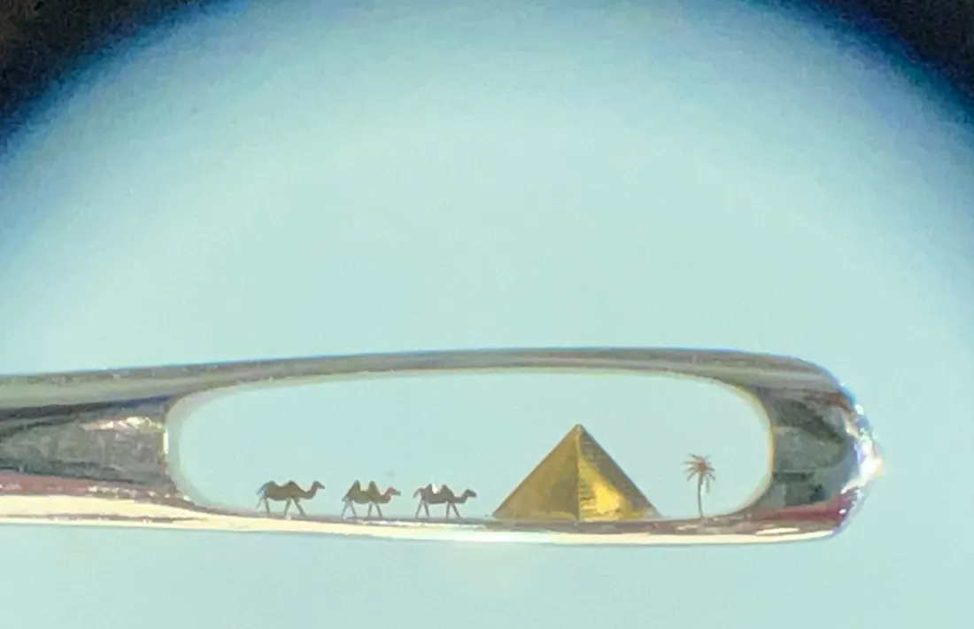 El megaclàssic del museu: els camells desfilant pel forat d'una agulla.