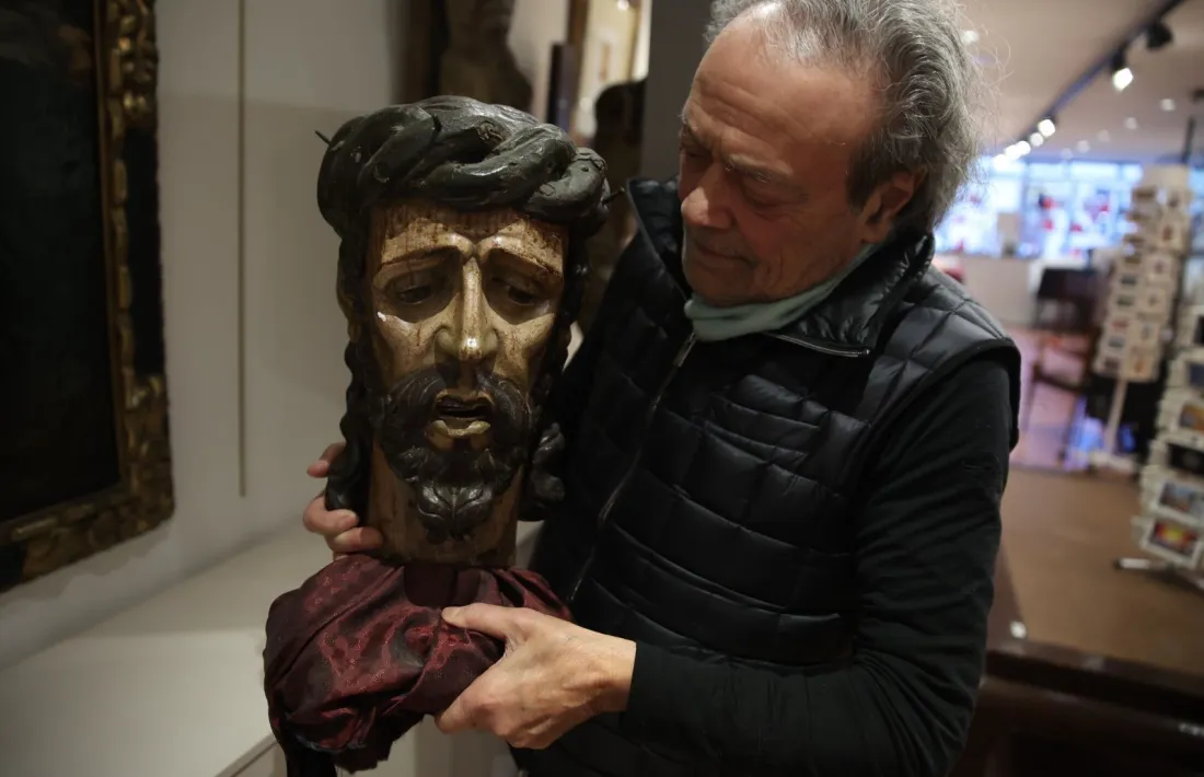 Zorzano, amb una de les talles supervivents del museu del Crsitianisme, que va tancar al 2013.