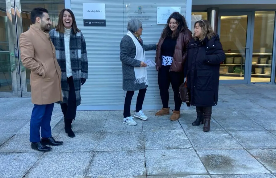 Part de l’equip d’Anna García conversant a la porta de la Llar de jubilats.