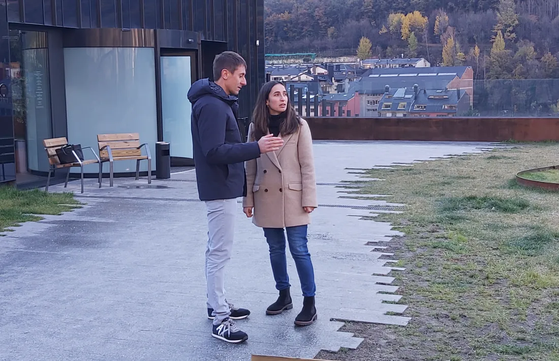 Cabanes i Losada a la plaça de sobre l’Unnic, la “més verda de la parròquia”.