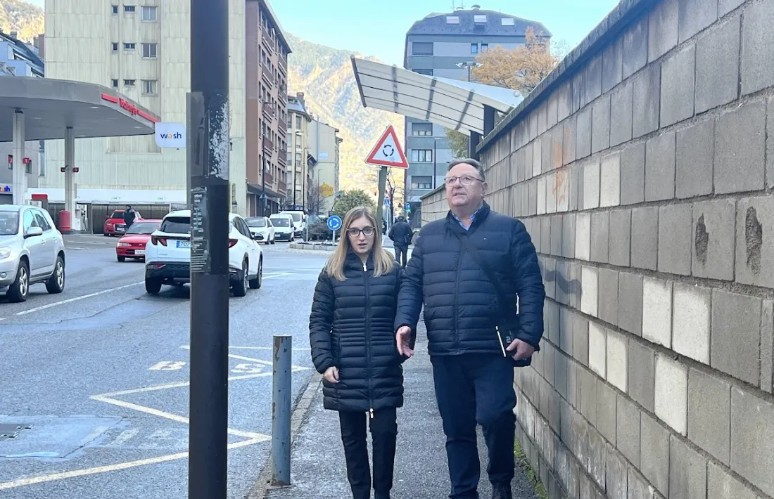 Letícia Teixeira i Joan Espineta a l’avinguda Santa Coloma.