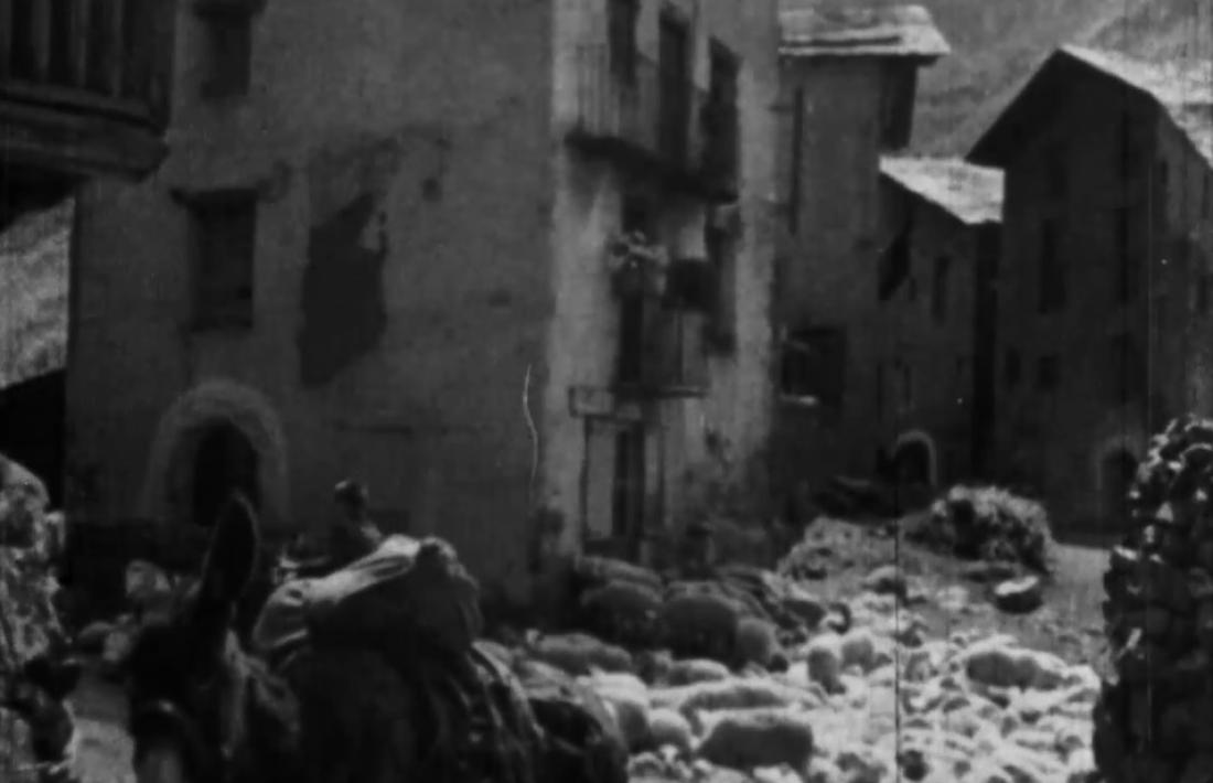 Un ramat de xais desfila pel Cap del Carrer, en un fotograma del documental ‘Andorre’, rodat el 1936.
