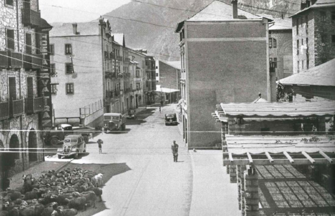 Un ramat de corders descansa davant de l’hotel Valira (1948).
