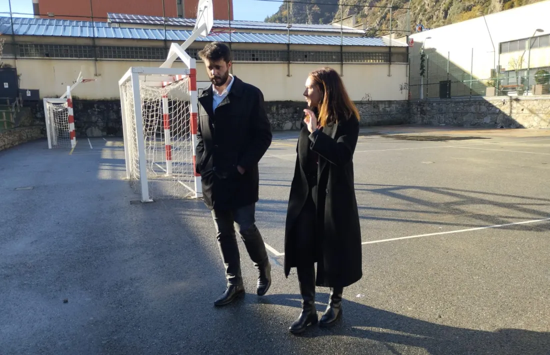 Els caps de llista reformistes, Cerni Cairat i Sofia Cortesao, al Prat Gran, on volen aixecar un complex d’aparcaments i pista semicoberta.