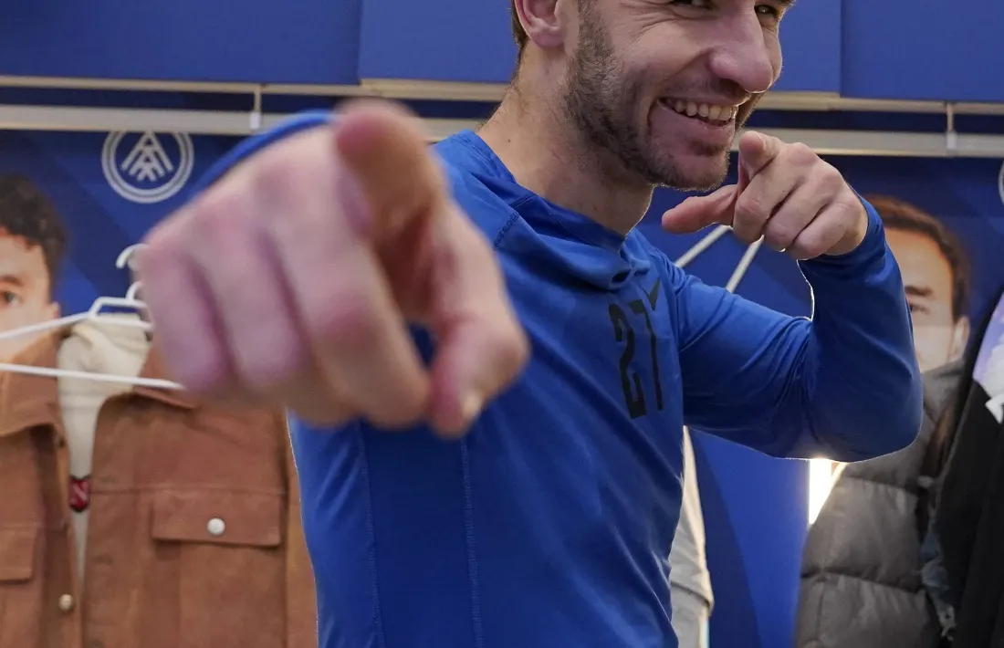 Sergi Samper després del partit i dins del vestidor celebrant el gol de la victòria.