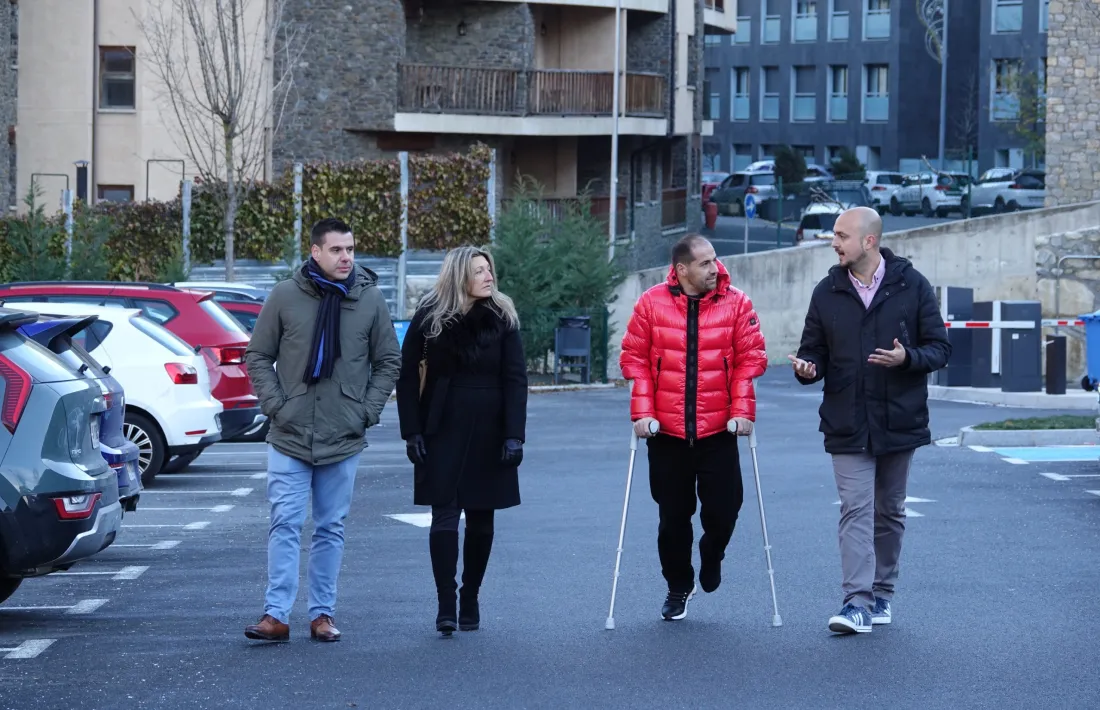 Membres de la candidatura d'UP + Demòcrates + Independents, a l'aparcament de la Vena, aquest matí.