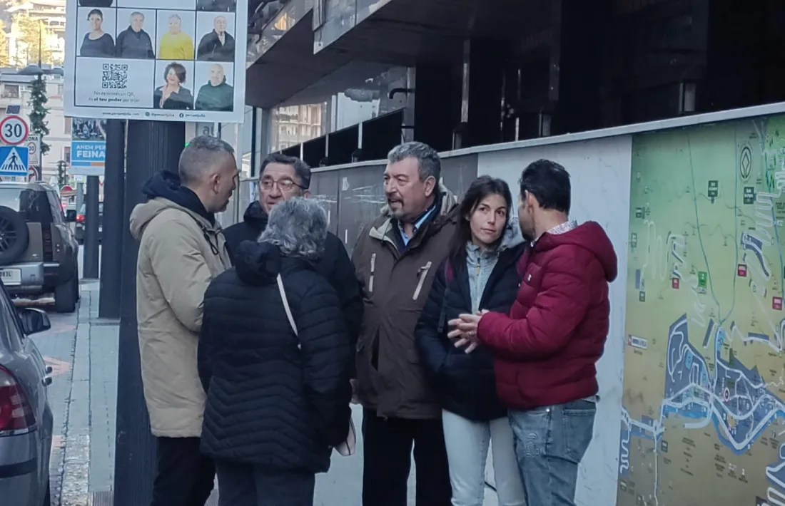 Antonin Miralles i la número 3 de la llista de Per Sant Julià, Meritxell Bundància, han presentat les propostes de la formació en matèria d'habitatge.