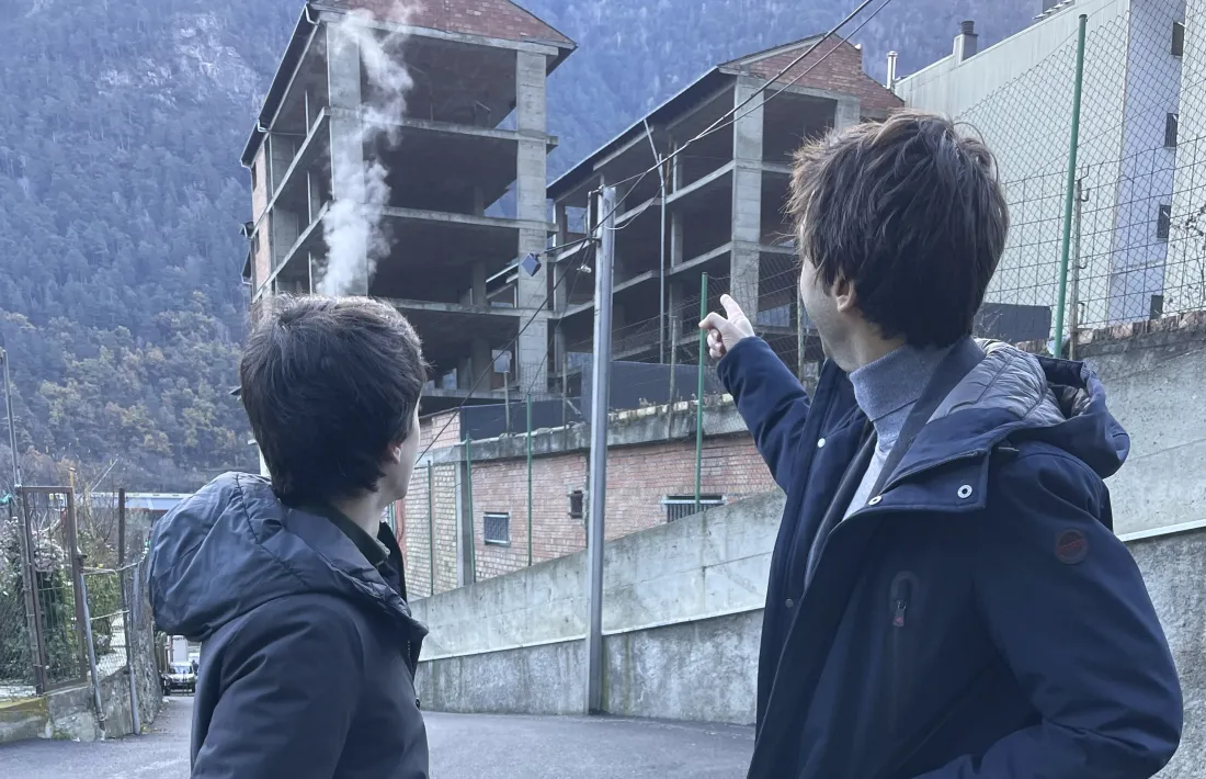 Marc Torrent i Sergi González davant una promoció d’habitatges a mig fer a Santa Coloma.