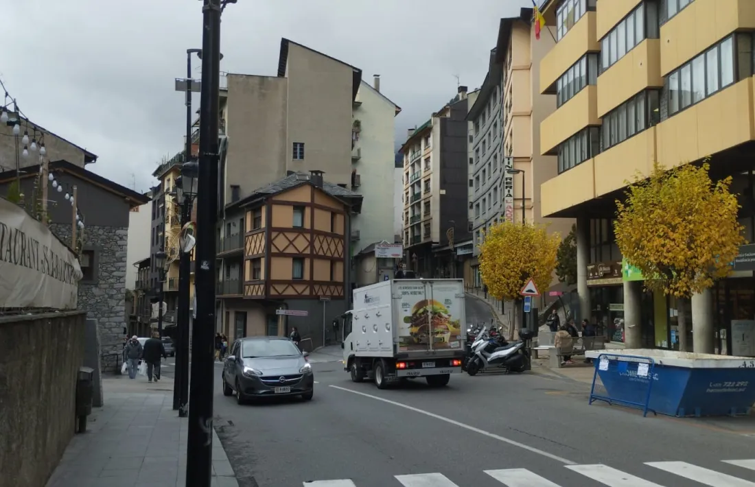 Al centre, cal Marquilló del Puial, i a la dreta, el roc de l’Aldià, per on s’enfila Ciutat de Valls: “No en tinc dubte, és aquí”.