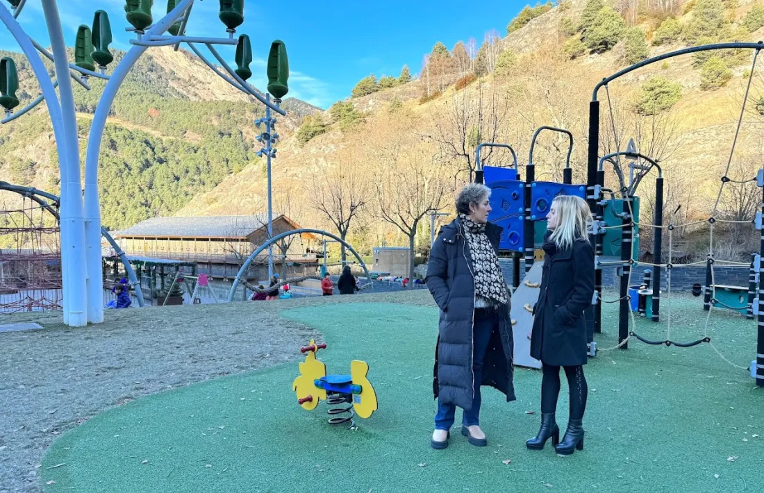 Meritxell Rabadà i Emelie Brial, al parc infantil de Prat de Call d’Ordino.