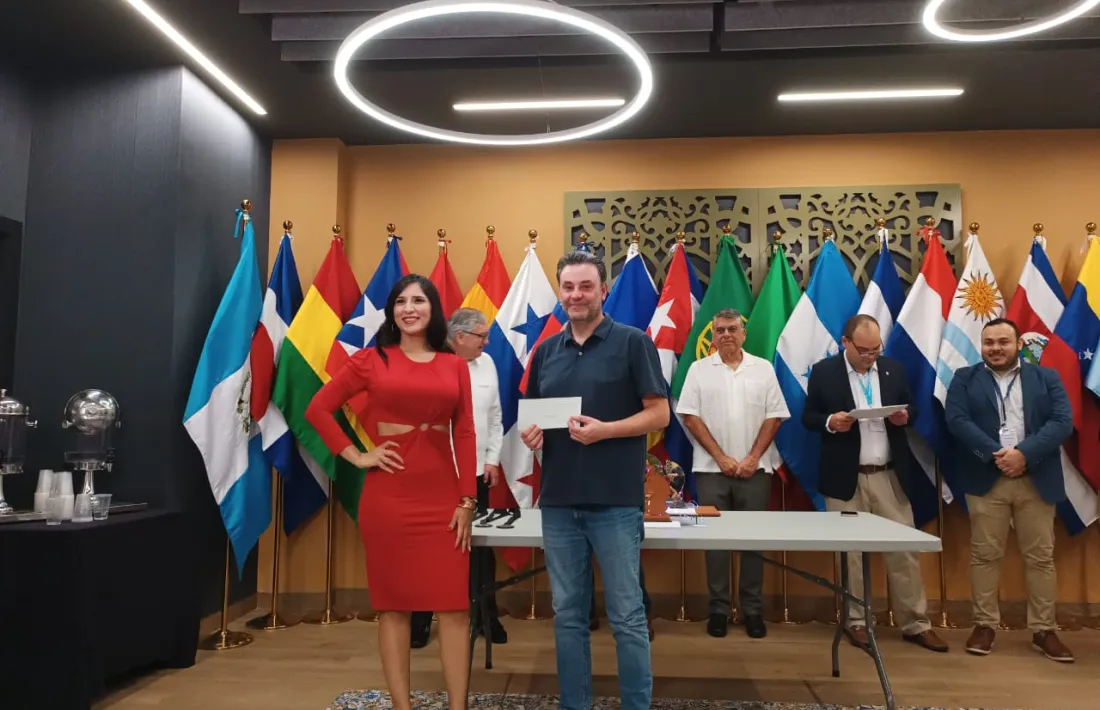 Òscar de la Riva, amb el diploma.